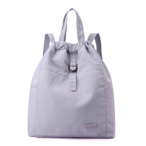 Details zur Textur aus lavendelfarbenem Nylon und Markenlogo auf dem Damenrucksack