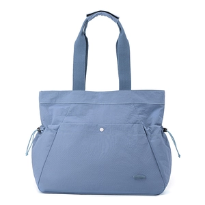 Detail der wasserfesten Nylon-Tasche mit vorderer Druckknopftasche und seitlichem Kordelzug
