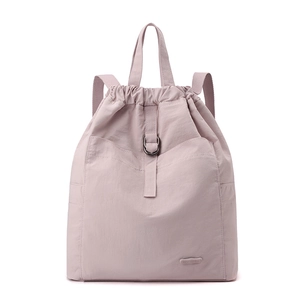 Detail eines lavendelfarbenen Nylonrucksacks mit Kordelzug und metallischem D-Ring