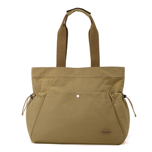 Detailansicht der Khaki-Tragetasche mit Metallschnallentasche und Kordelzug an der Seite
