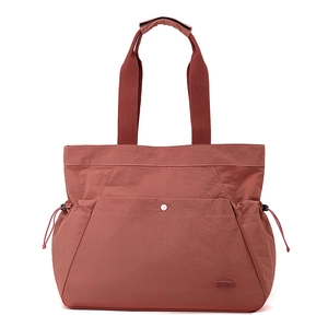 Detail der wasserdichten Nylon-Tasche mit vorderer Druckknopftasche und Kordelzug-Akzenten
