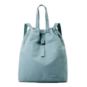 Detailaufnahme von Morandi blauem wasserfestem Nylonstoff und Colorful Fox Silikon-Etikett
