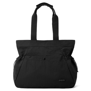 Detailansicht der schwarzen Nylontasche mit seitlichem Kordelzug und Druckknopftasche