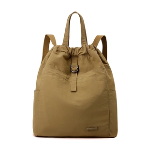 Detailansicht eines khakifarbenen Nylon-Rucksacks mit Kordelzug und silbernen Metallschnallen
