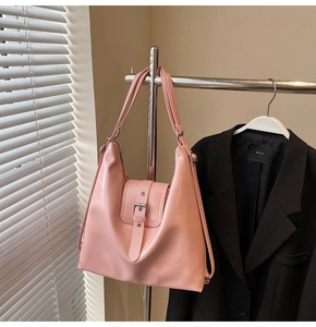 Vue détaillée du sac cabas rose en cuir verni avec boucle et bandoulière élégante