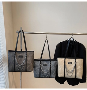 Détail de sacs cabas à texture marbrée avec chaînes argentées en trois coloris