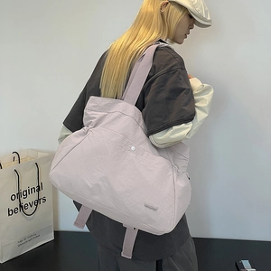 Detailansicht der großen lavendelfarbenen wasserdichten Nylon-Tasche mit Falten-Design