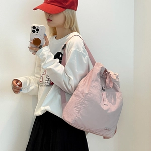 Detailansicht des rosa Nylon-Rucksacks mit Kordelzug und wasserabweisendem Material im Profil