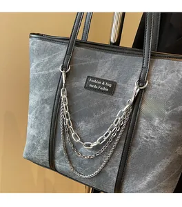 Détail du grand sac cabas vintage gris avec chaînes argentées et finitions en cuir