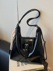 Sac à Dos de Grande Capacité en Cuir PU pour Femmes Mode Urbaine Sac à Bandoulière Hobo Avec Pendentif Foulard Décontracté