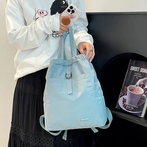 Detailansicht hellblauer Nylon Rucksack mit Kordelzug und silbernen D-Ring Beschlägen
