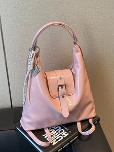 Sac à dos et sac hobo rose en similicuir avec un foulard en soie décoratif chic