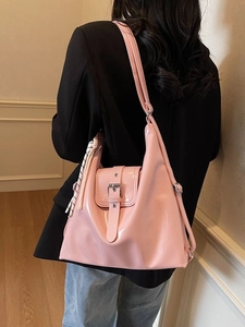 Sac hobo rose brillant avec boucle en métal et breloque tissée pour femme élégante