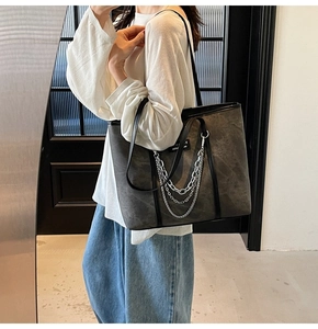 Détail du sac cabas taupe rétro avec triple chaîne en métal et bandoulière en cuir