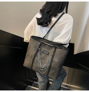 Détail du sac fourre-tout à motif de pierre avec chaînes argentées et sangle en PU noir
