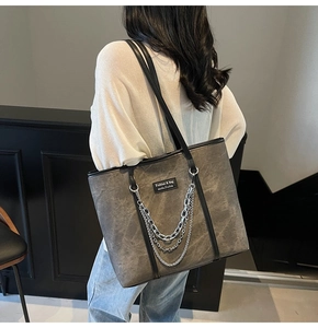 Détail du sac cabas gris vintage avec triples chaînes métalliques et bandoulière