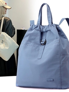 Leichter, nebelblauer Nylon-Kordelzug-Rucksack mit Tragegriff und Seitentaschen
