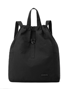 Minimalistischer schwarzer Nylon-Rucksack mit Kordelzug und leichter Textur für Damen
