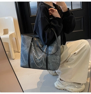 Détail du sac cabas gris fumé avec triple chaînes en métal argenté et bordure rétro