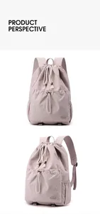 Vue détaillée du sac à dos violet clair à cordon en tissu nylon imperméable résistant