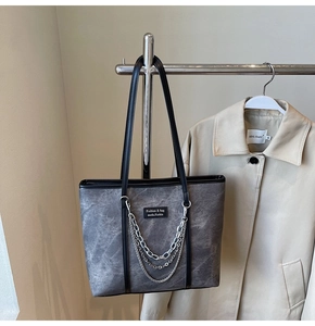 Détails du sac cabas gris vintage avec chaînes argentées et grande capacité de rangement