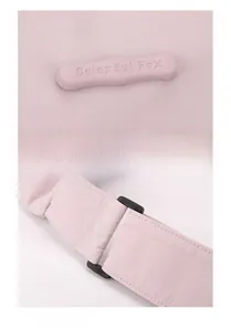 Μακροσκοπική προβολή του λογότυπου Colorful Fox και της πόρπης σε ροζ νάιλον τσάντα