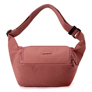 Détail de la sangle réglable et de la boucle sur un sac bandoulière en nylon rose poudré