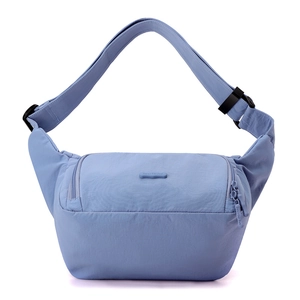 Vue détaillée du sac à bandoulière en nylon gris-bleu avec sangle réglable et boucle