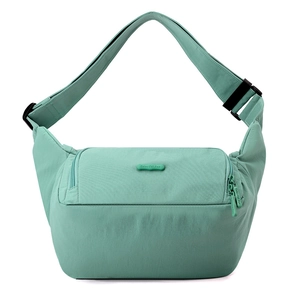 Détail du sac bandoulière en nylon vert menthe montrant le logo et la fermeture éclair