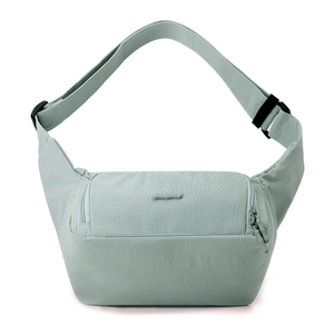 Détail du sac de poitrine en nylon vert menthe avec sangle réglable et logo Colorful Fox