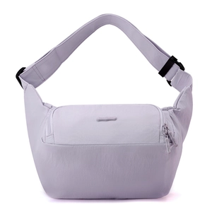 Détail d'un sac bandoulière en nylon lilas avec poche zippée avant et bandoulière réglable