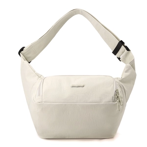 Vue détaillée du sac croissant en nylon crème avec bandoulière réglable et logo gravé