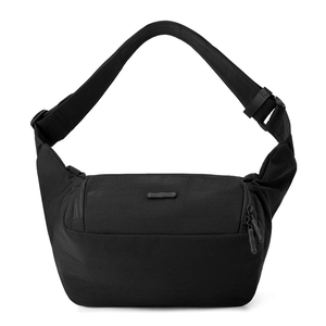 Détail du sac bandoulière en nylon noir avec logo et sangle réglable en gros plan