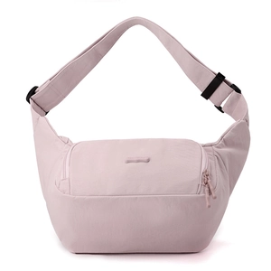 Vue détaillée de la bandoulière réglable et de la double fermeture éclair du sac lilas