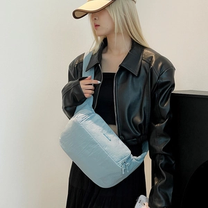 Détail de la sacoche bandoulière en nylon bleu clair avec fermeture éclair et couture