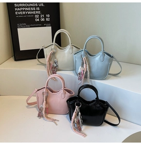 Primer plano de bolsos bombonera de cuero sintético en varios colores con bordes ondulados