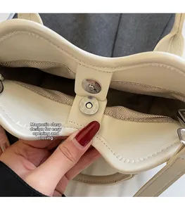 Primer plano del bolso cubo con cierre magnético y textura de cuero liso elegante