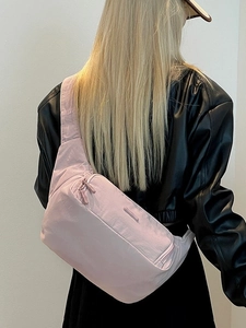 Sac bandoulière en nylon rose clair avec sangle réglable et multiples compartiments zippés