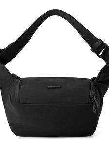 Sac bandoulière en nylon noir minimaliste avec sangle réglable et détail logo de marque
