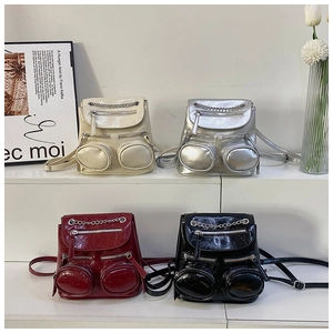 Mode mini-rugzakken in crème, zilver, bordeaux en zwart met metalen ketting decor