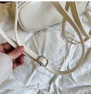 Detail van verstelbare PU-leren riem met zilveren metalen gesp en strakke stiksels