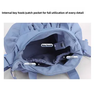 Detailansicht der blauen Nylontasche mit Schlüsselhaken und elastischen Innenfächern