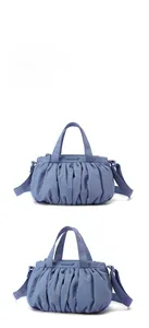 Detailansicht der blauen Nylon-Cloud-Tasche aus der Front- und Seitenperspektive