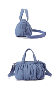 Makro-Detail der blauen Nylon-Cloud-Tasche mit verstärkten Nähten und Reißverschluss