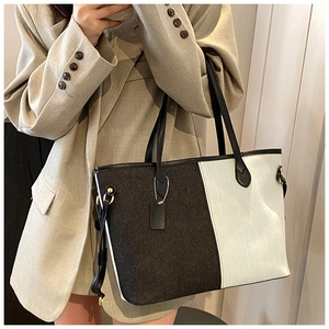 Détail du sac fourre-tout contrasté avec cordon de serrage et bandoulière noire élégante