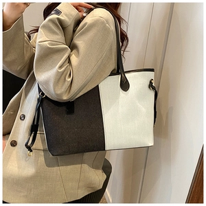 Détail du cabas contrasté porté avec un blazer beige pour un look de bureau moderne