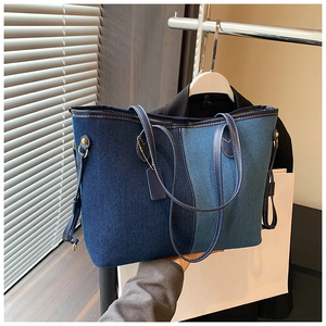 Détail du sac cabas en denim bleu avec patchwork, ferrures et fines bandoulières
