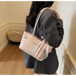 Sac bandoulière en cuir verni rose avec nœud et détail de pendentif en cœur