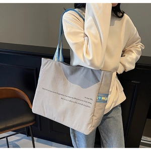 Grand sac cabas en toile grise avec bandoulières brodées bleu-jaune et texte imprimé