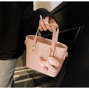 Rosafarbene Mini-Beuteltasche mit Sternenprägung und Leder-Elefantenanhänger